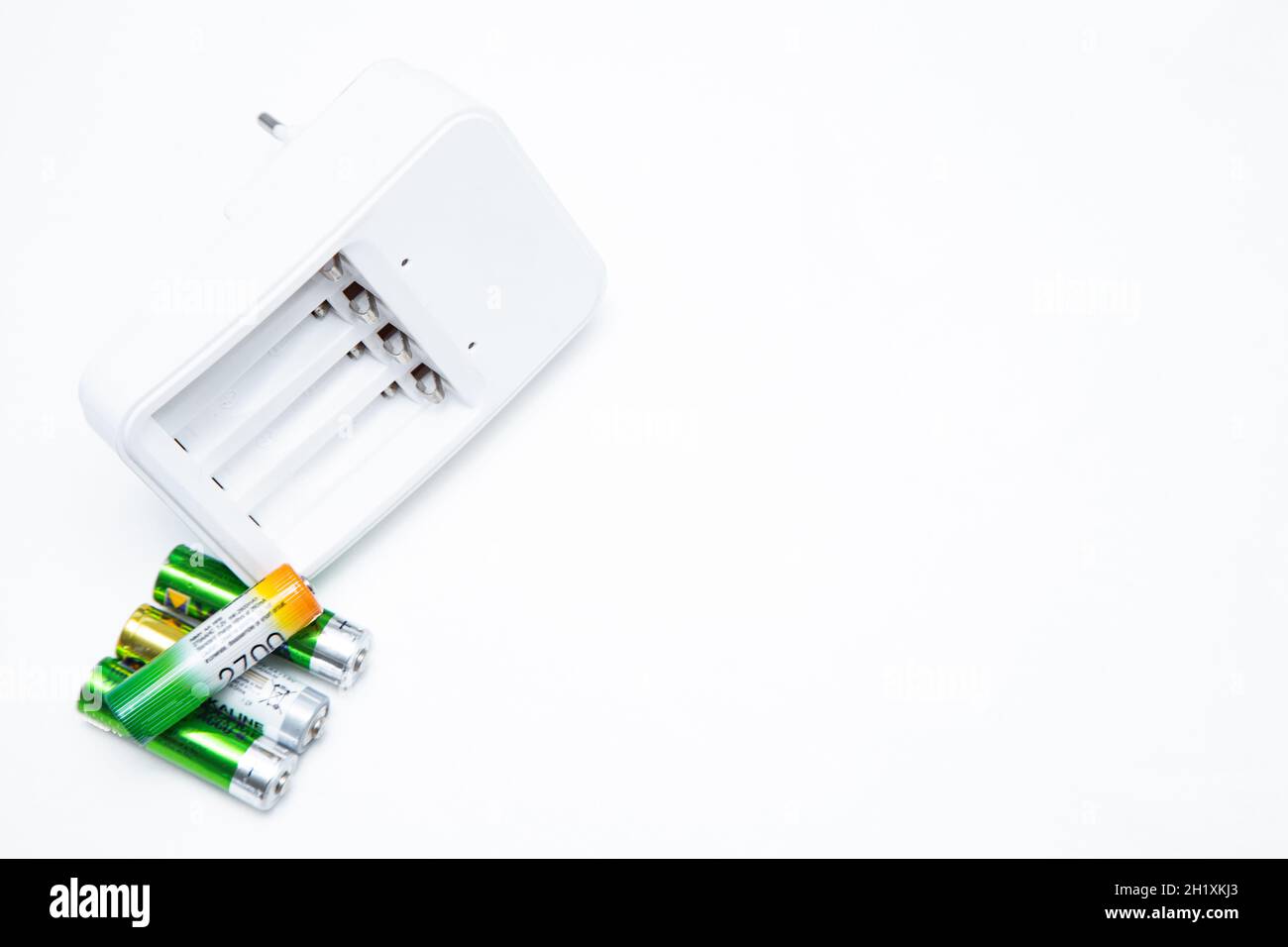 Un petit objectif fixe pour un appareil photo professionnel repose latéralement sur un arrière-plan blanc.Photo de haute qualité Banque D'Images