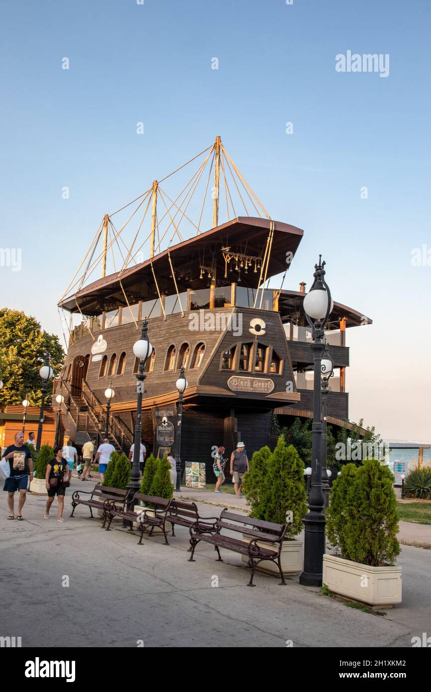 Golden Sands, Bulgarie - 11 septembre 2021. Vue sur le restaurant Black Pearl du bateau pirate sur Paradise Beach. Le complexe est une destination estivale populaire Banque D'Images