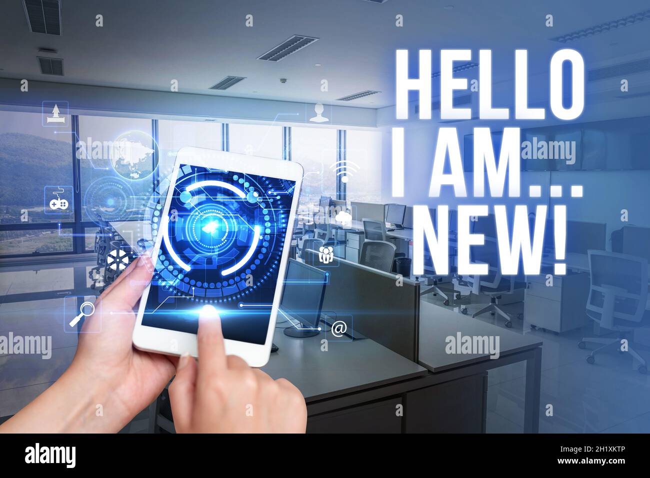 Affiche Hello I Am New, photo conceptuelle utilisée comme message d'accueil ou pour commencer la conversation téléphonique ordinateur portable reposant sur le Lap de la femme avec l'ACC croisé Banque D'Images