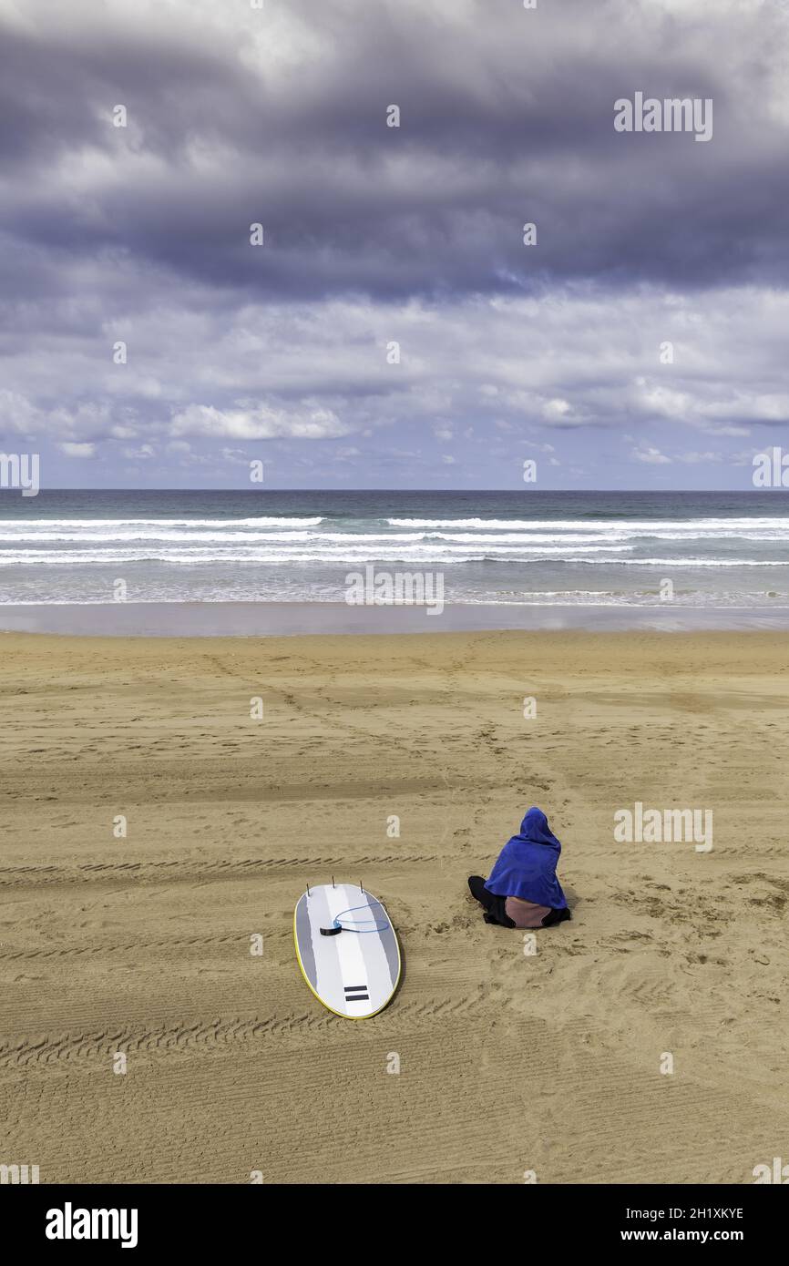 Détail de sportif reposant sur la plage, sport et plaisir Banque D'Images