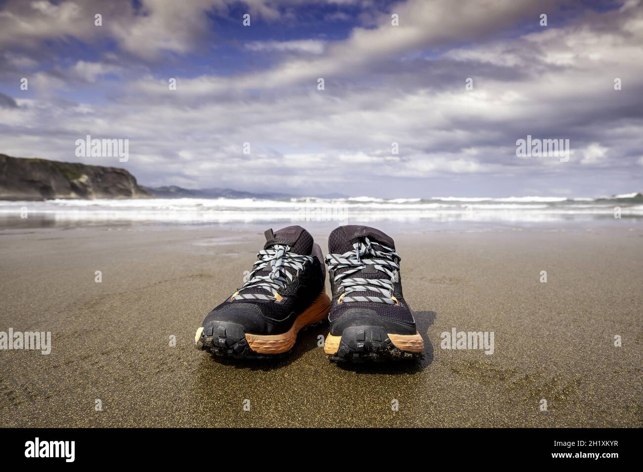 Détail de chaussures de marche sur une plage en été, vacances Banque D'Images