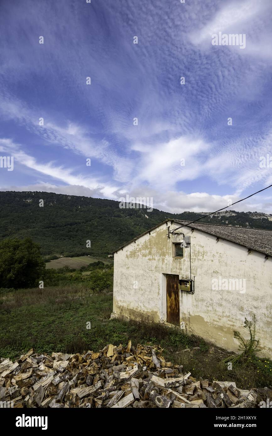 Détail d'une ancienne maison de montagne dans une forêt en Espagne Banque D'Images