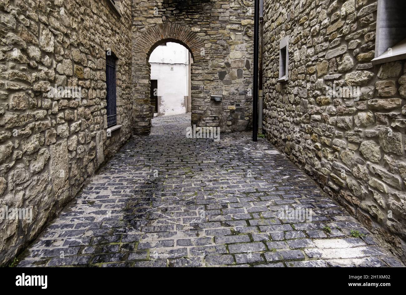 Détail de la vieille rue médiévale dans une ville en Espagne, histoire et tourisme Banque D'Images