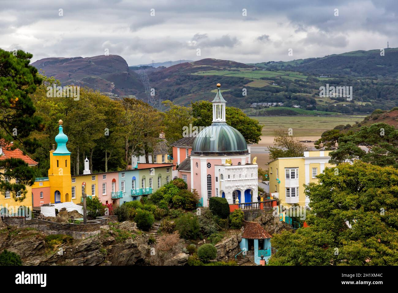 Village de Portmeirion, vue depuis le Gazebo, Gwynedd, au nord du pays de Galles - village touristique conçu et construit par Sir Clough Williams-Ellis entre 1925-1975 Banque D'Images