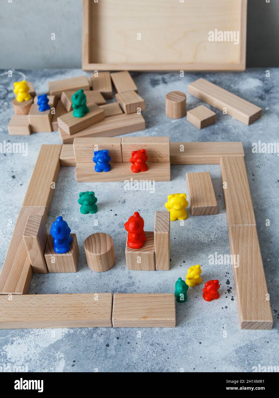 Construction de jouets en bois avec des blocs de bois écologiques fabriqués à partir de bois durables.Éléments en bois pour le développement mental et l'éducation des enfants Banque D'Images
