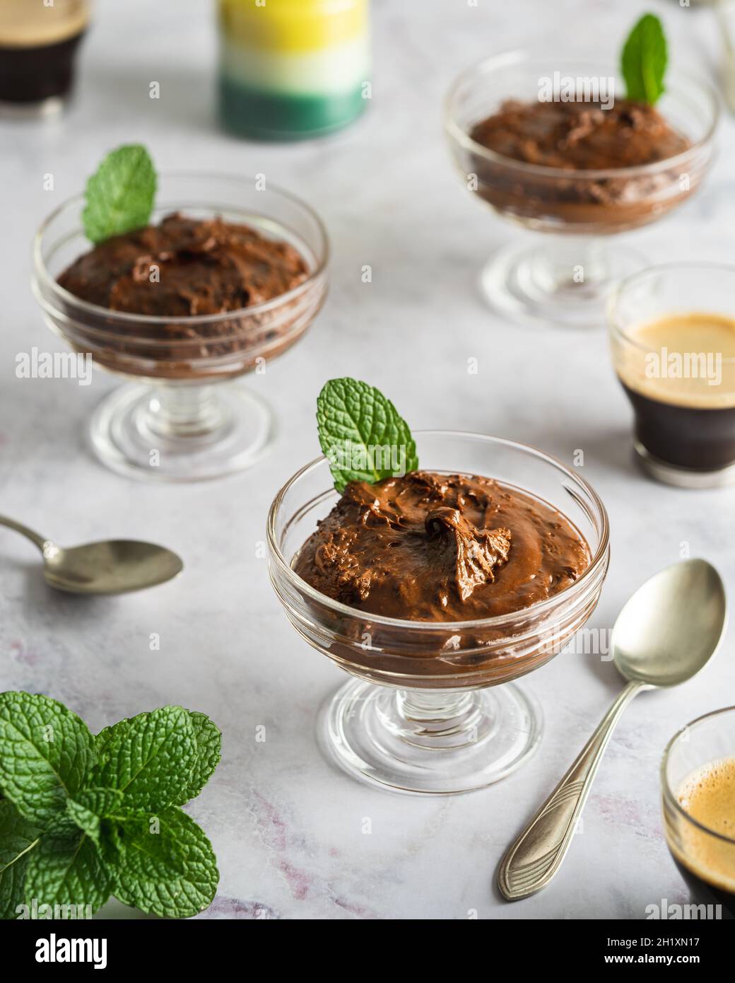 Mousse de caroube servie dans des bols avec espresso Banque D'Images