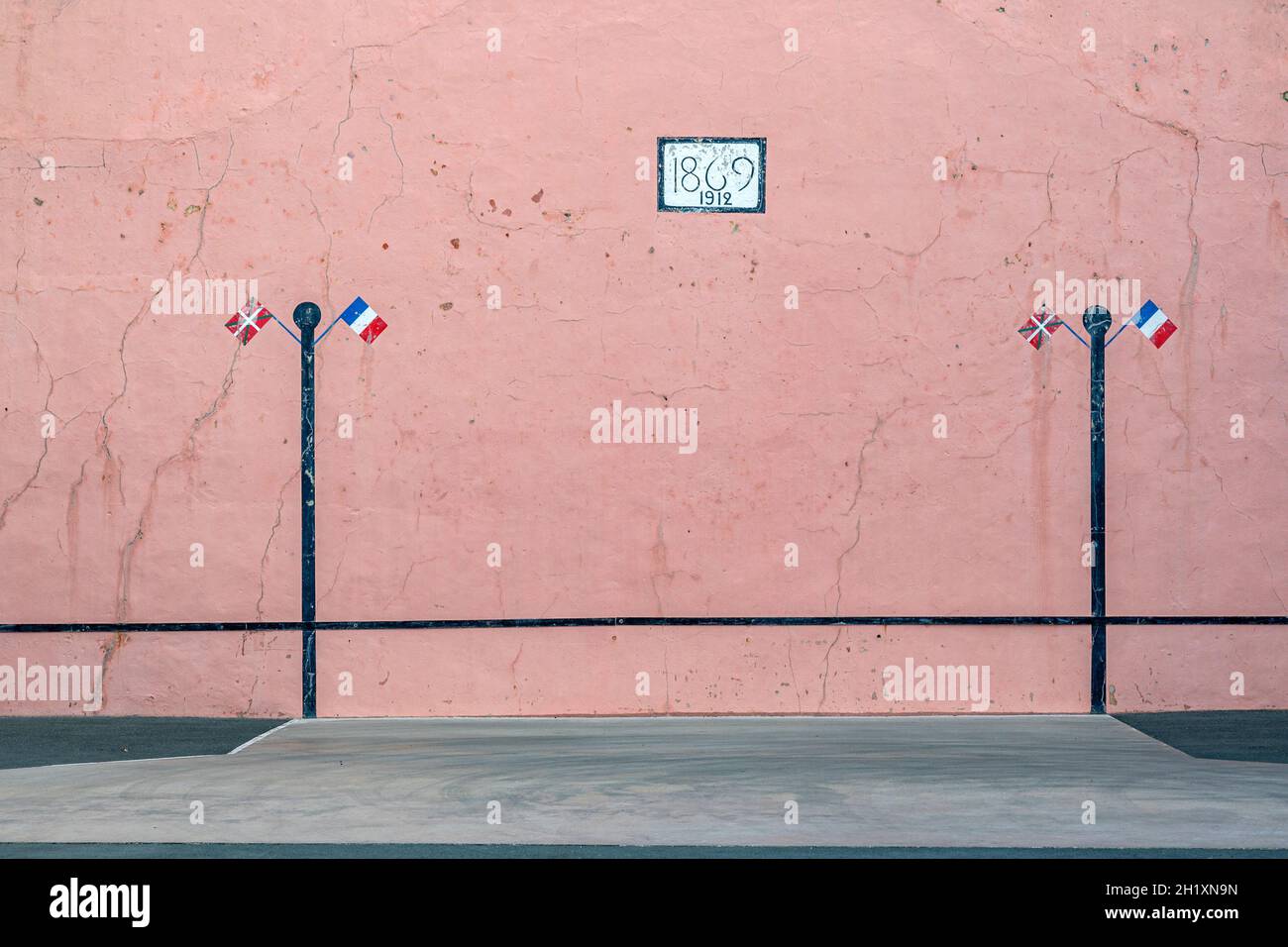 Dans l'ancien centre de Bidart, ce 'fronton' est utilisé pour jouer au jeu de balle basque 'pelote'. Banque D'Images