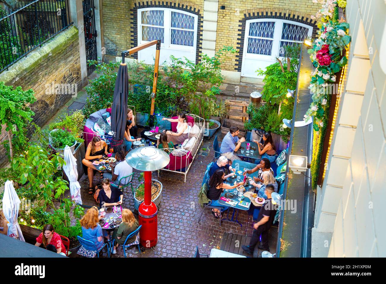 Les personnes dînant en plein air au Boro Bistro by Borough Market and Southwark Cathedral, London Bridge, Londres, Royaume-Uni Banque D'Images