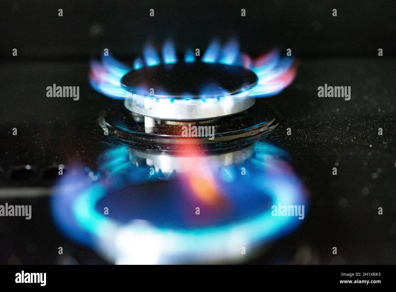 Un anneau de gaz allumé sur une cuisinière, Cumbria, Royaume-Uni. Banque D'Images