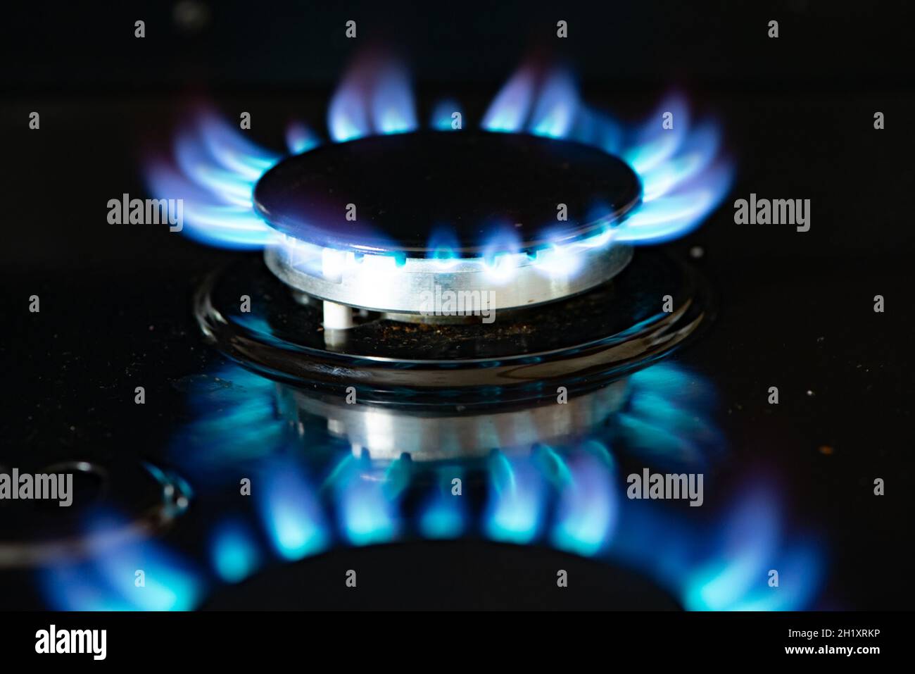 Un anneau de gaz allumé sur une cuisinière, Cumbria, Royaume-Uni. Banque D'Images