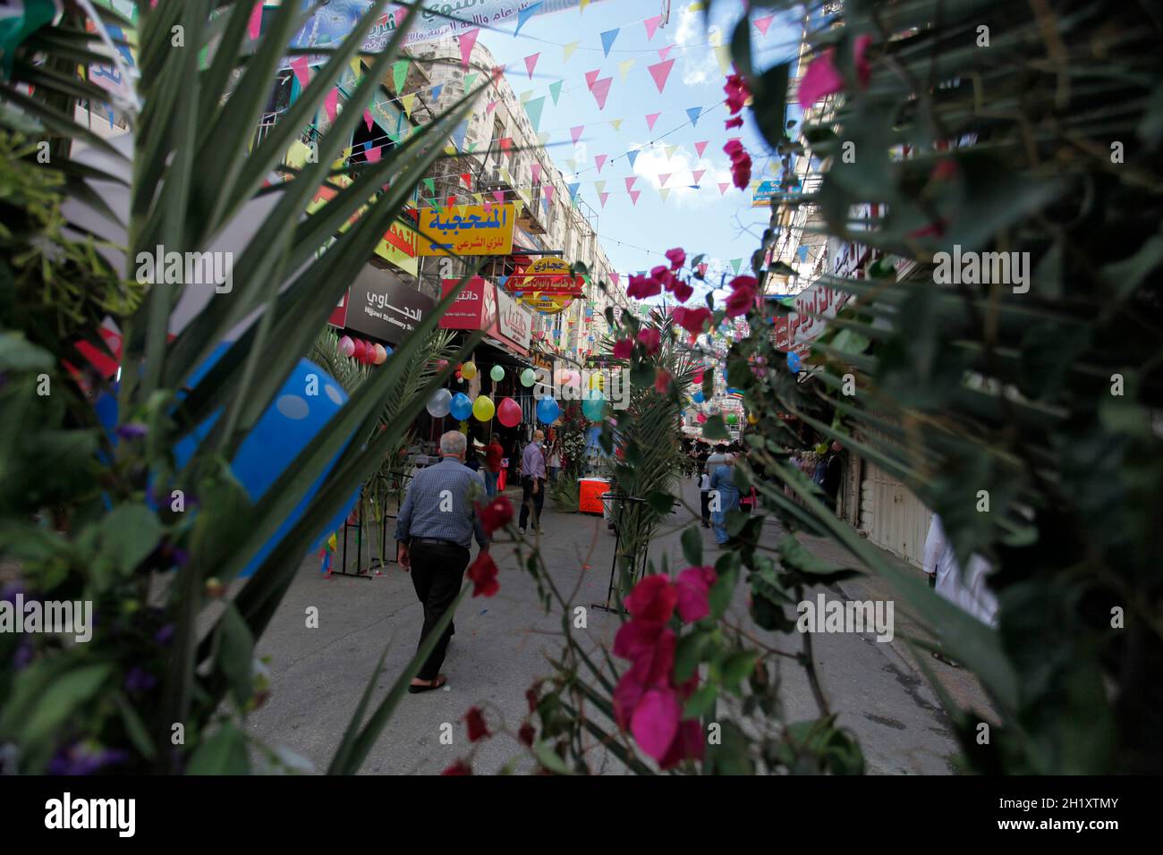 Cisjordanie, Naplouse, Palestine.19 octobre 2021.Les Palestiniens célèbrent l'anniversaire du prophète.Les Palestiniens décorent les rues de la vieille ville de Naplouse à l'occasion de l'anniversaire du Prophète.Les musulmans célèbrent chaque année l'anniversaire du Prophète le douzième de Rabi' al-Awwal, le troisième mois du calendrier islamique.Credit: Nasser Ishtayeh/ZUMA Wire/Alay Live News Banque D'Images