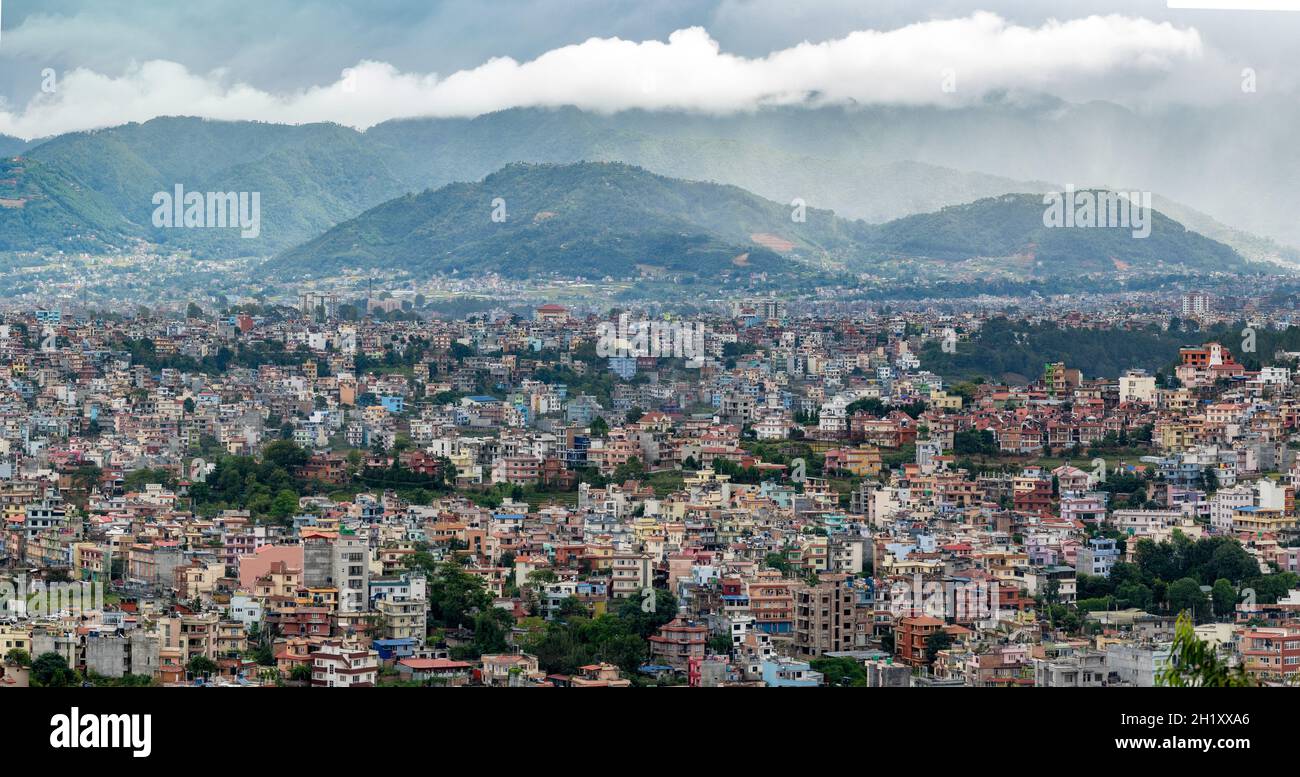 Une vue de la densité de population dans la ville de Katmandou sous un ciel orageux. Banque D'Images