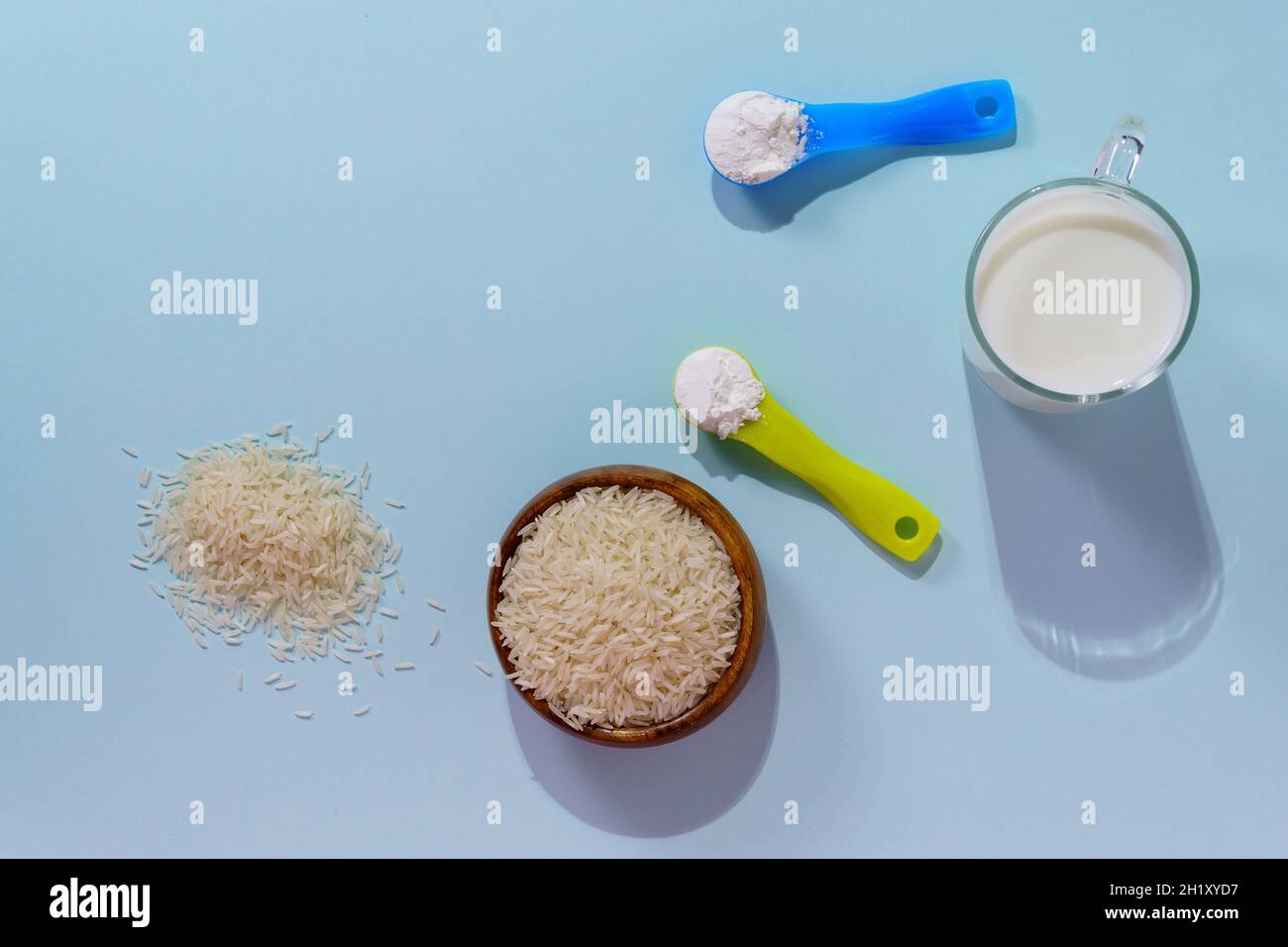 Lait végétarien sec à base de riz sur fond bleu.Vue de dessus Banque D'Images