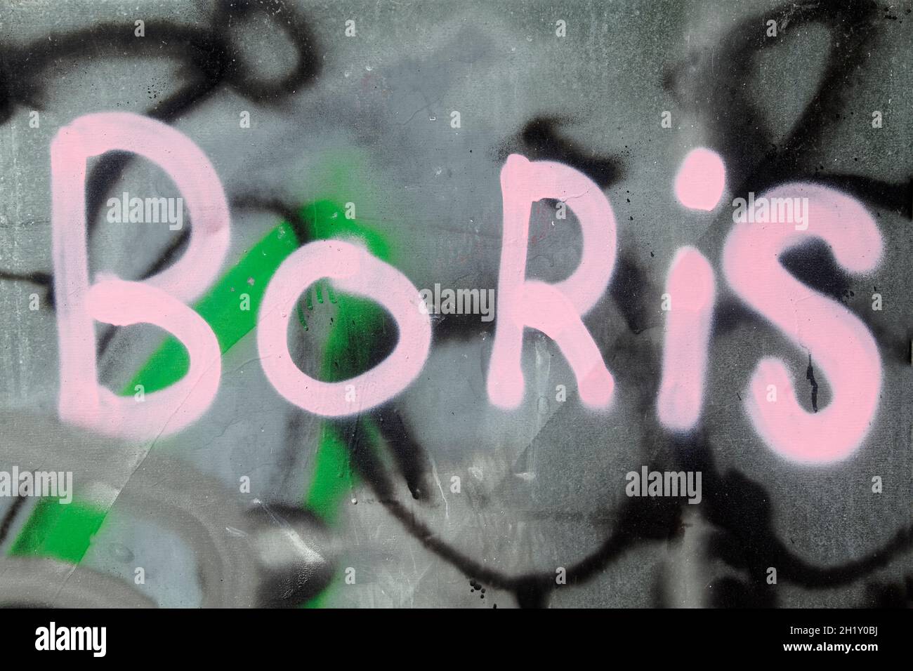 Graffiti avec le mot Boris dans la peinture rose. Banque D'Images