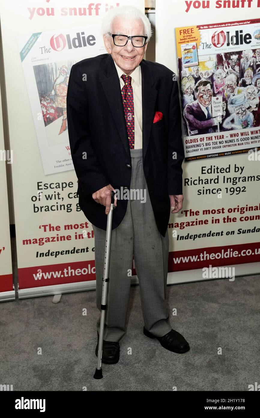 Barry Cryer arrive au prix de l'Oldie de l'année, à l'hôtel Savoy de Londres.Date de la photo: Mardi 19 octobre 2021. Banque D'Images