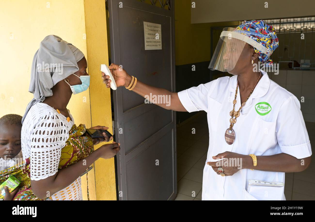 SÉNÉGAL, Casamance, Ziguinchor, Caritas Health station, mesure de la fièvre pendant la pandémie de Corona / Gesundheitsstation 'Sint Joseph' der Caritas in LYNDIANE, Fiebermessung in Corona Zeiten Banque D'Images