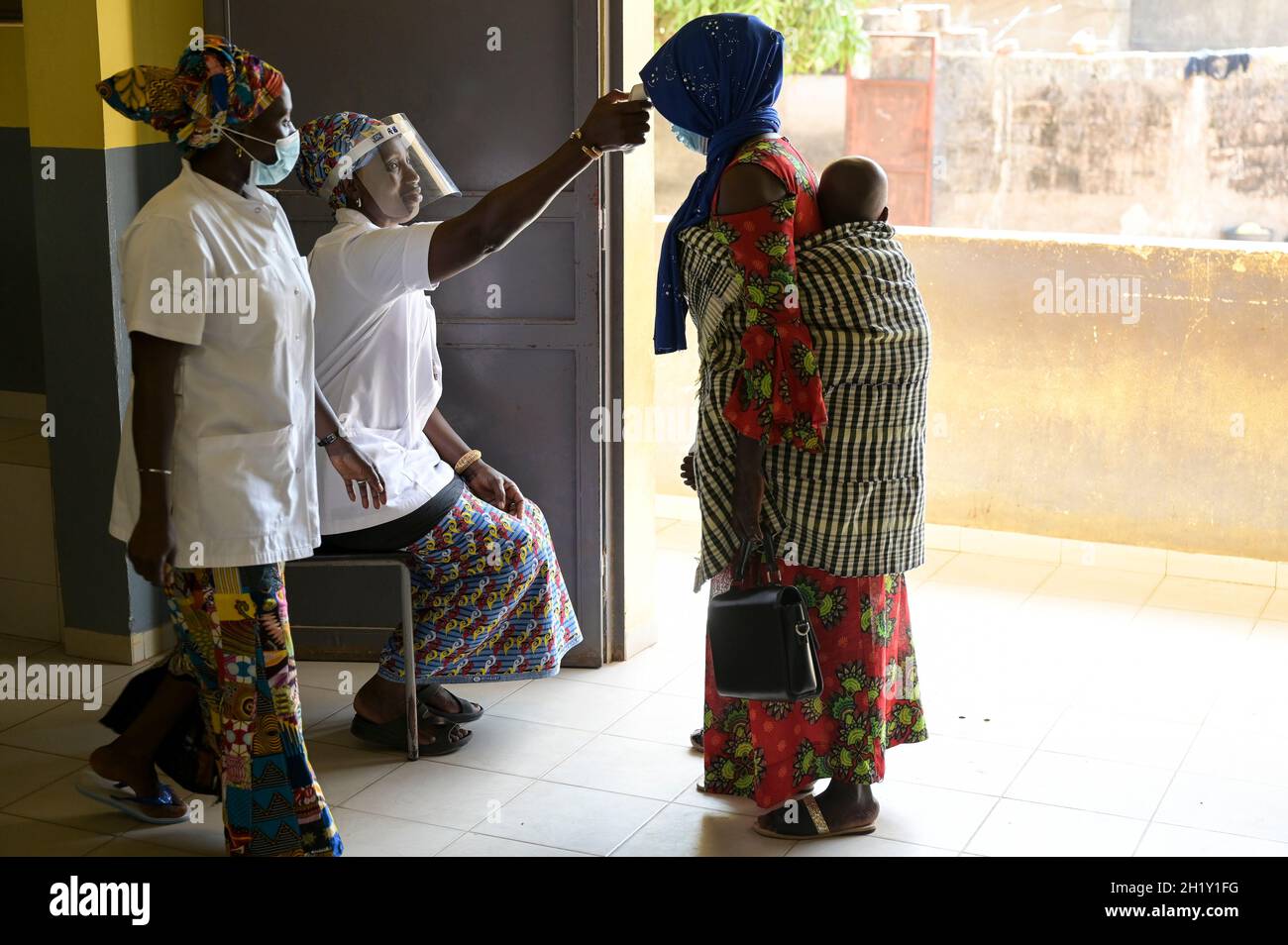 SÉNÉGAL, Casamance, Ziguinchor, Caritas Health station, mesure de la fièvre pendant la pandémie de Corona / Gesundheitsstation 'Sint Joseph' der Caritas in LYNDIANE, Fiebermessung in Corona Zeiten Banque D'Images