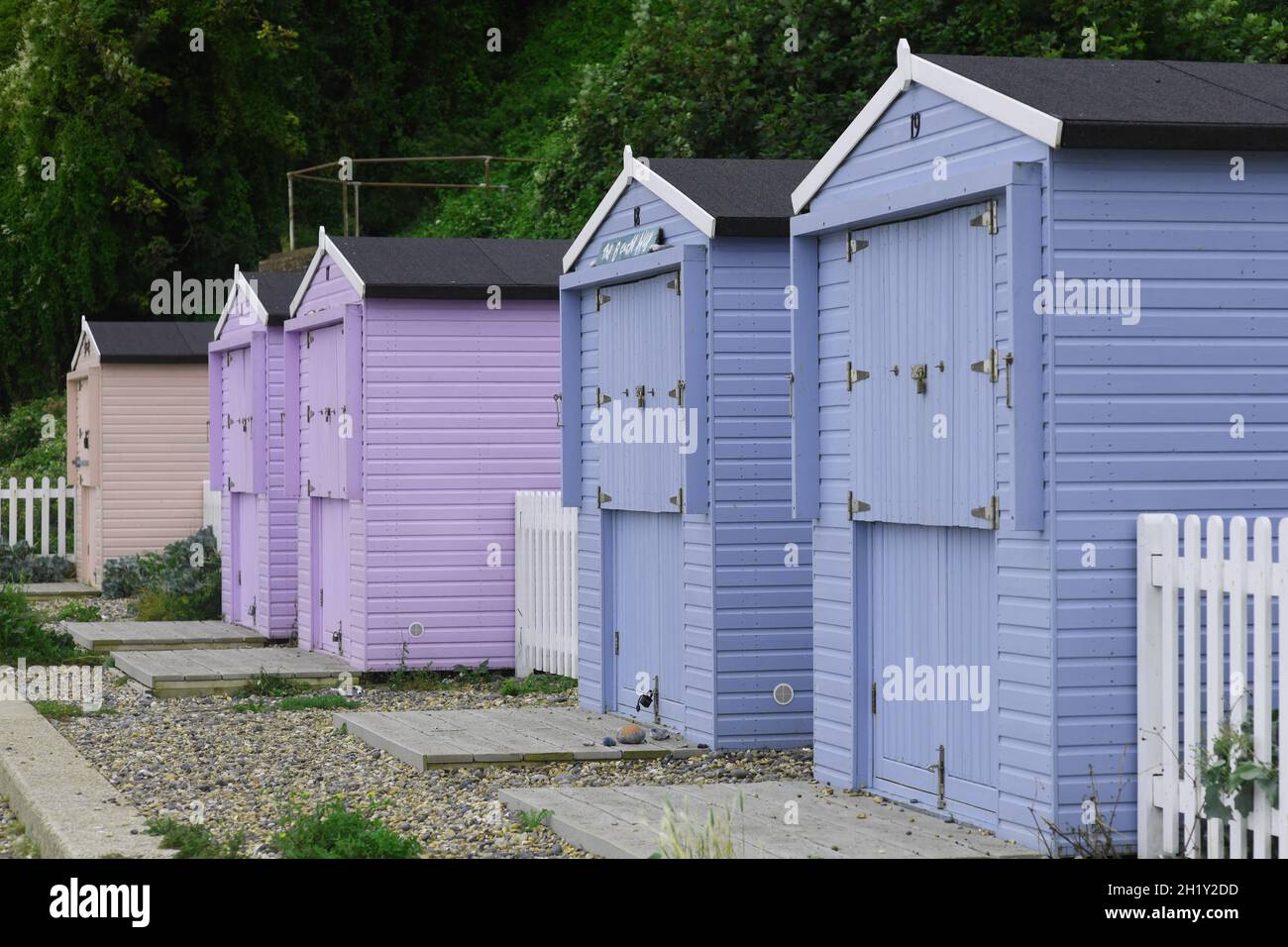 Cabanes sur la plage sur la côte du Kent Banque D'Images