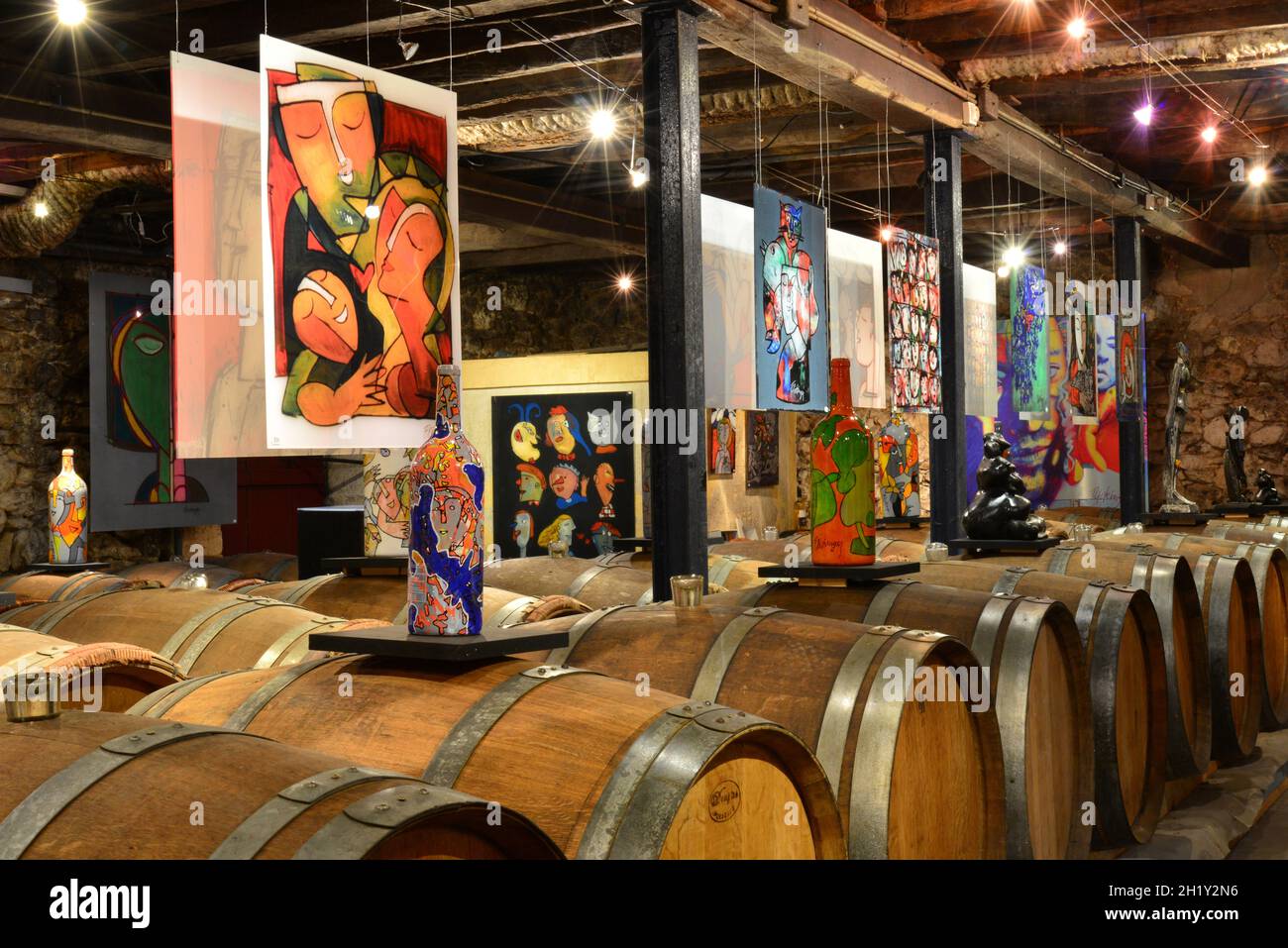 GIRONDE (33) SAUTERNES.CHÂTEAU GRAVAS.LA CAVE DE VINIFICATION EST ÉGALEMENT UNE GALERIE D'ART.VOICI UNE EXPOSITION DE L'ARTISTE ALLEMAND PAUL FLICKINGER. Banque D'Images