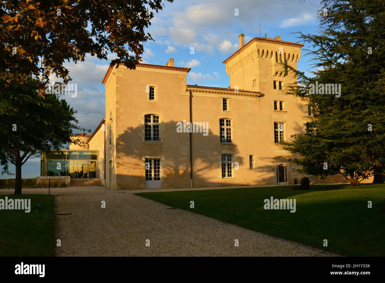 GIRONDE (33) SAUTERNES.LE CHÂTEAU GUIRAUD, 1RST GRAND CRU CLASSE DE SAUTERNES DEPUIS 1855, POSSÈDE MAINTENANT UN RESTAURANT.LA CHAPELLE, PROPRIÉTÉ DU GROUPE NICOLAS Banque D'Images