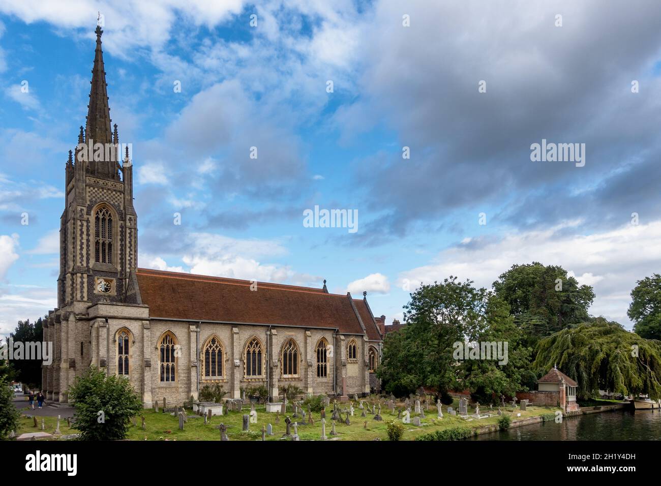 Église All Saints et chantier naval à côté de la Tamise à Marlow, Buckinghamshire, Angleterre. Banque D'Images