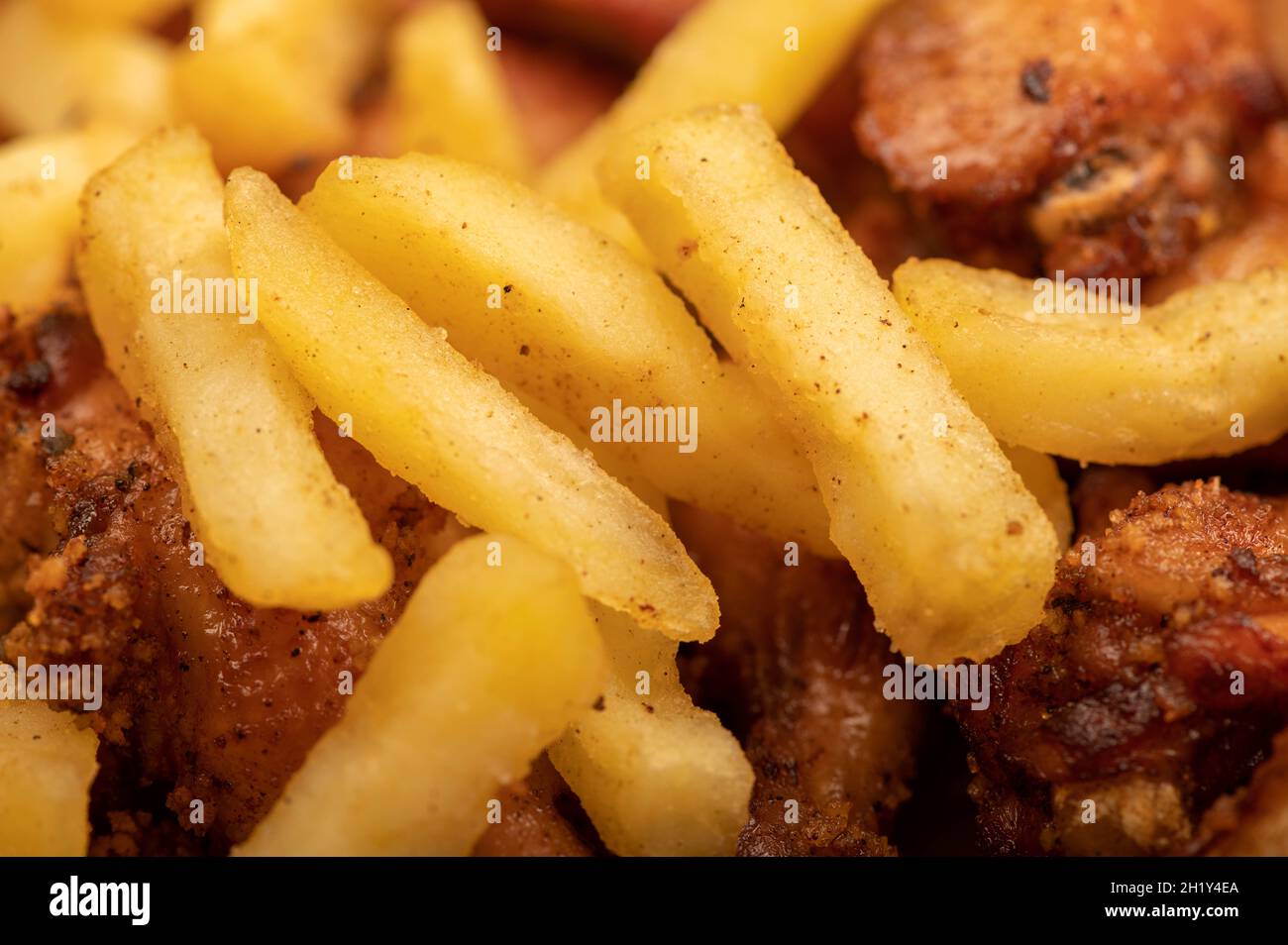 Ailes de poulet frites et frites frites sur une assiette, gros plan, mise au point sélective Banque D'Images