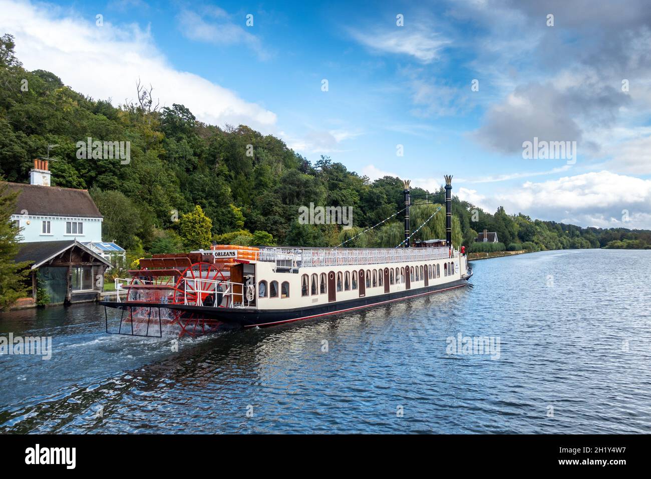 Le superbe bateau à aubes touristique « la Nouvelle-Orléans » quitte Marsh Lock sur la Tamise près de Henley sur la Tamise. Banque D'Images