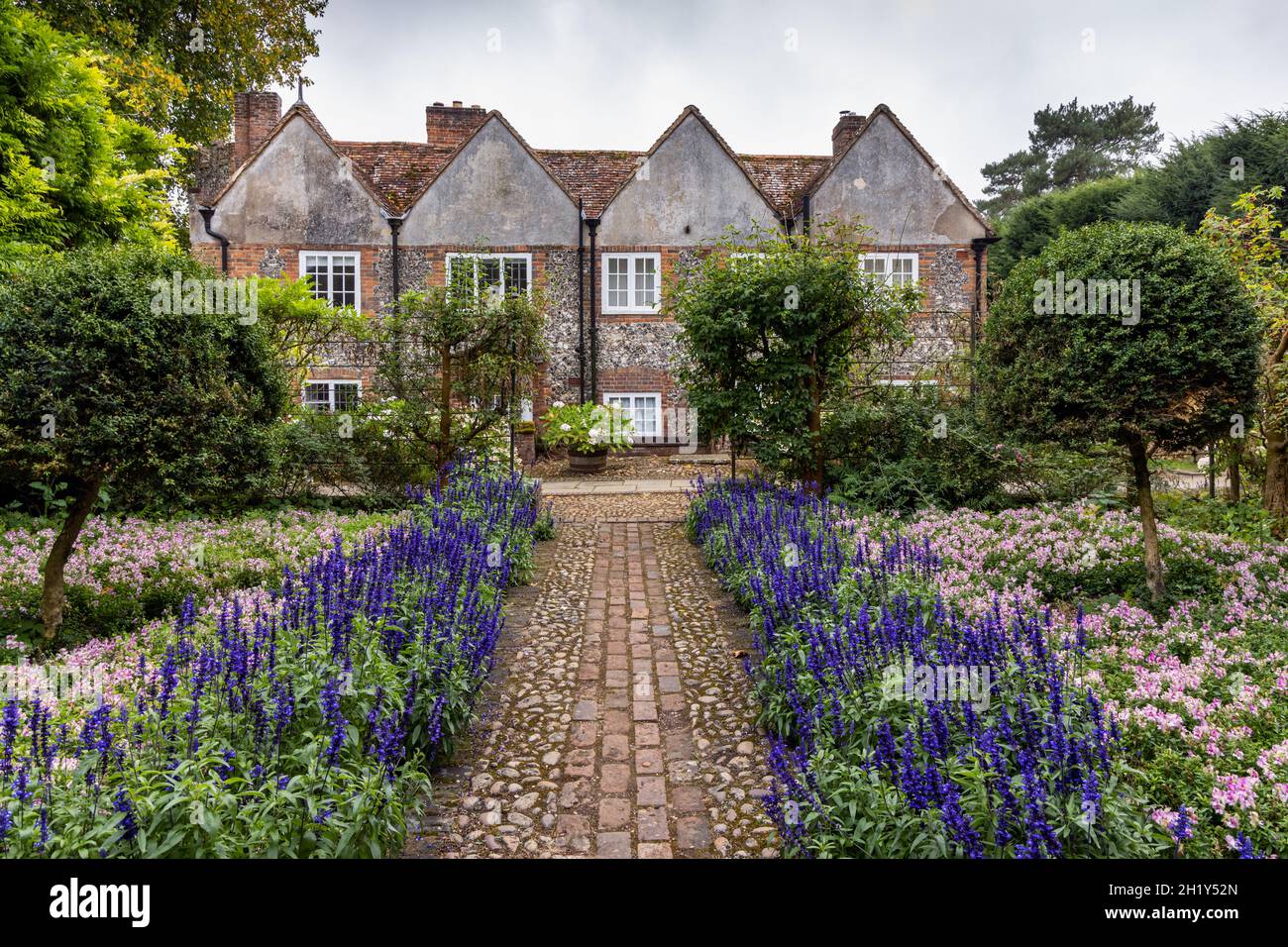 Cottages et jardins à Grays court, Henley on Thames, Oxfordshire, Angleterre. Banque D'Images