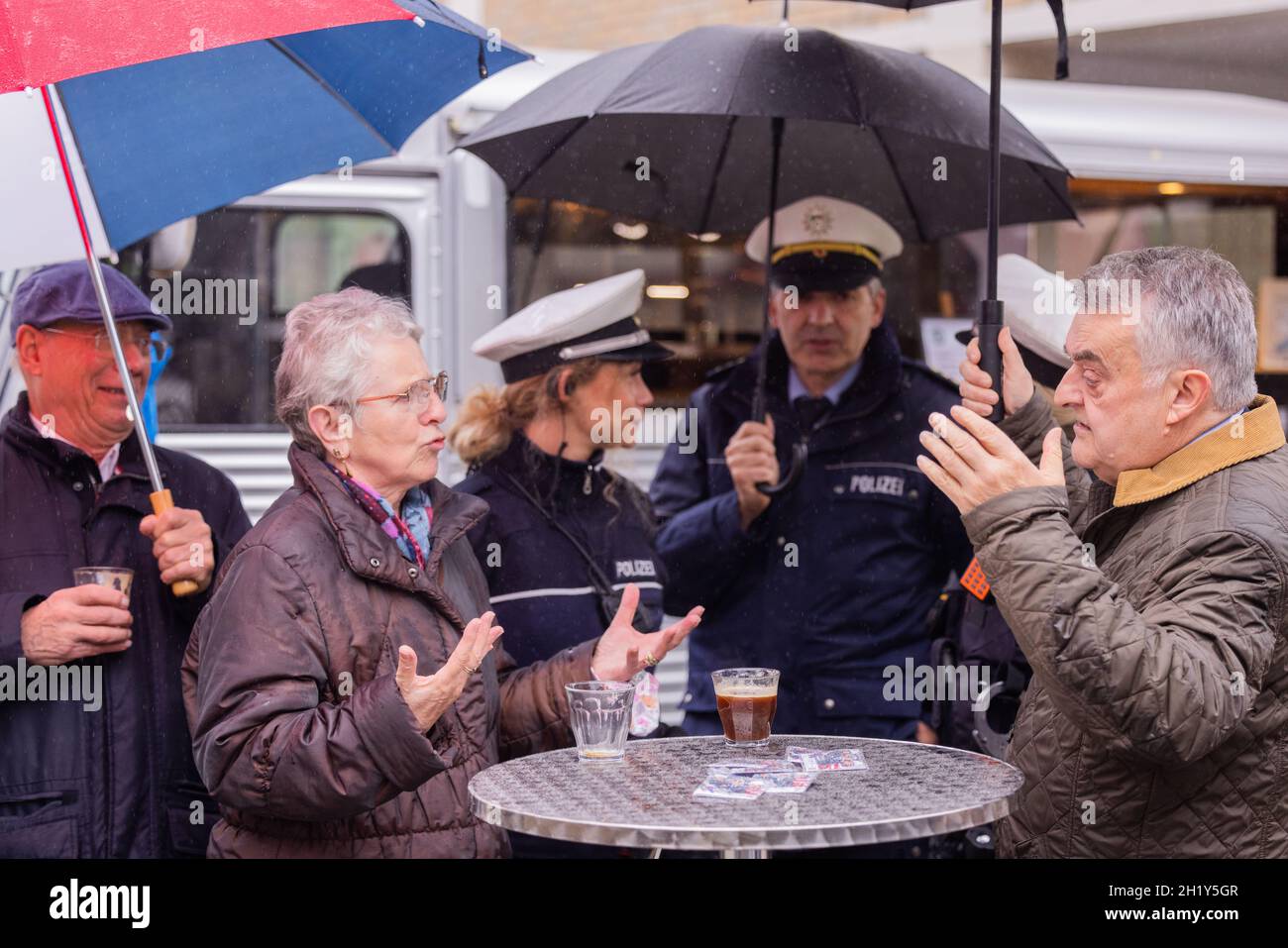Langenfeld, Allemagne.19 octobre 2021.Herbert Reul (r, CDU), ministre de l'intérieur de la Rhénanie-du-Nord-Westphalie, discute avec les citoyens de la ville devant un camion alimentaire.Avec le format "café avec un COP", la police invite les citoyens à prendre un café avec les officiers dans un petit camion alimentaire afin d'engager la conversation avec eux.Credit: Rolf Vennenbernd/dpa/Alay Live News Banque D'Images