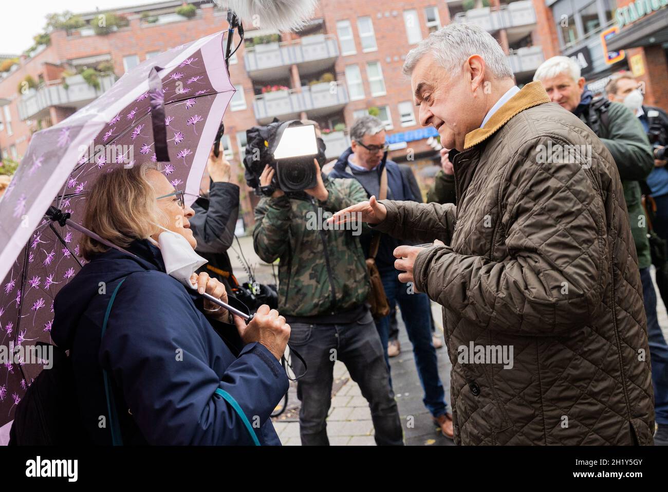 Langenfeld, Allemagne.19 octobre 2021.Herbert Reul (r, CDU), ministre de l'intérieur de la Rhénanie-du-Nord-Westphalie, discute avec un citoyen de la ville devant un camion alimentaire.Dans le format « café avec COP », la police invite les citoyens à prendre un café avec les officiers dans un petit camion alimentaire afin d'engager une conversation avec eux.Credit: Rolf Vennenbernd/dpa/Alay Live News Banque D'Images