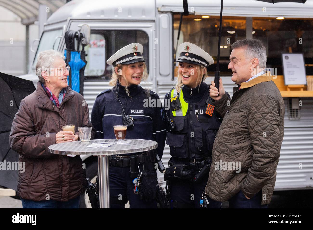 Langenfeld, Allemagne.19 octobre 2021.Herbert Reul (r, CDU), ministre de l'intérieur de la Rhénanie-du-Nord-Westphalie, discute avec les citoyens de la ville devant un camion alimentaire.Avec le format "café avec un COP", la police invite les citoyens à prendre un café avec les officiers dans un petit camion alimentaire afin d'engager la conversation avec eux.Credit: Rolf Vennenbernd/dpa/Alay Live News Banque D'Images