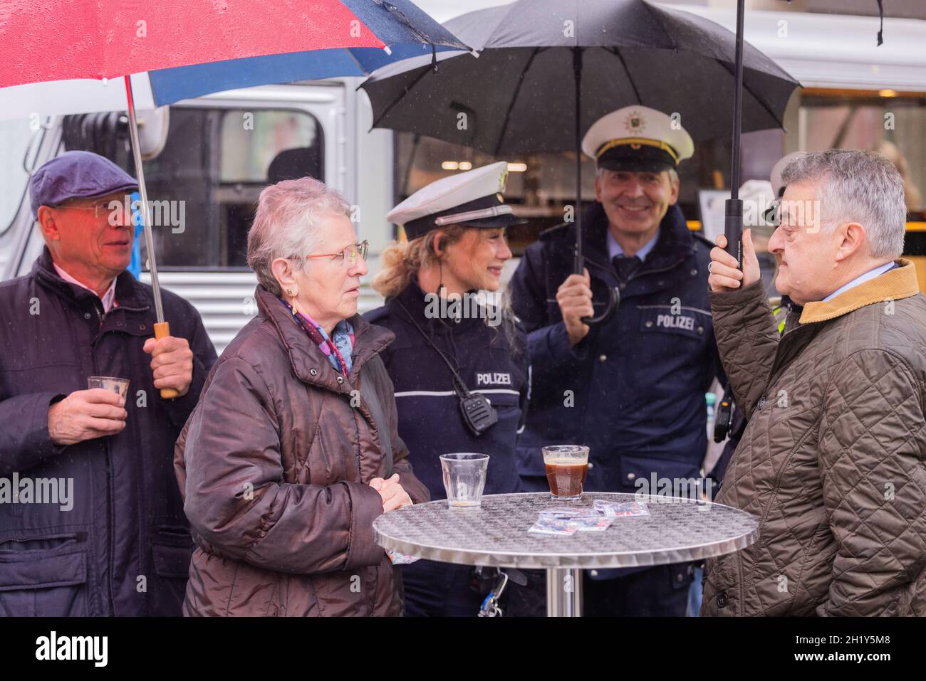 Langenfeld, Allemagne.19 octobre 2021.Herbert Reul (r, CDU), ministre de l'intérieur de la Rhénanie-du-Nord-Westphalie, discute avec les citoyens de la ville devant un camion alimentaire.Avec le format "café avec un COP", la police invite les citoyens à prendre un café avec les officiers dans un petit camion alimentaire afin d'engager la conversation avec eux.Credit: Rolf Vennenbernd/dpa/Alay Live News Banque D'Images