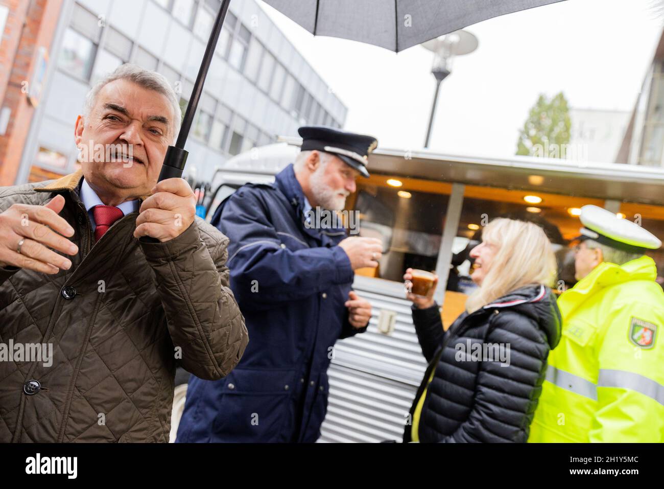 Langenfeld, Allemagne.19 octobre 2021.Herbert Reul (l, CDU), ministre de l'intérieur de la Rhénanie-du-Nord-Westphalie, discute avec les citoyens de la ville devant un camion alimentaire.Avec le format "café avec un COP", la police invite les citoyens à prendre un café avec les officiers dans un petit camion alimentaire afin d'engager la conversation avec eux.Credit: Rolf Vennenbernd/dpa/Alay Live News Banque D'Images