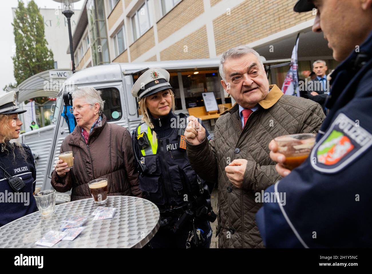 Langenfeld, Allemagne.19 octobre 2021.Herbert Reul (2e de droite, CDU), ministre de l'intérieur de la Rhénanie-du-Nord-Westphalie, discute avec les citoyens de la ville devant un camion alimentaire.Dans le format « café avec COP », la police invite les citoyens à prendre un café avec les officiers dans un petit camion alimentaire afin d'engager une conversation avec eux.Credit: Rolf Vennenbernd/dpa/Alay Live News Banque D'Images