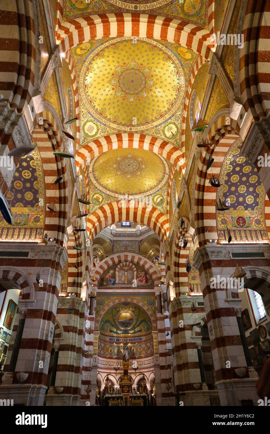 FRANCE BOUCHES-DU-RHÔNE (13) MARSEILLE.LA BASILIQUE NOTRE-DAME DE LA GARDE MONUMENT DE L'INFLUENCE BYZANTINE Banque D'Images