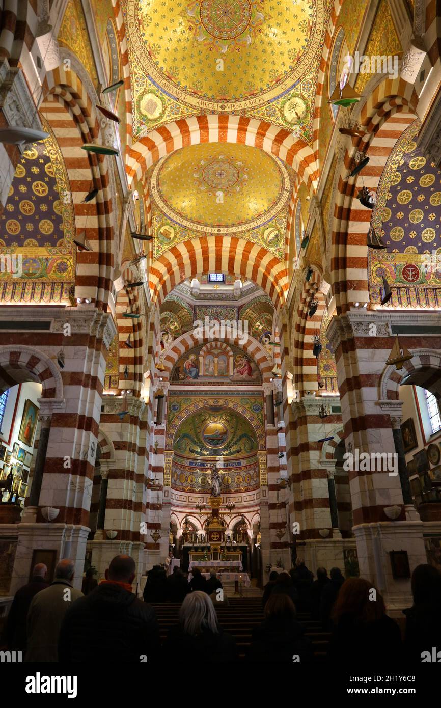 FRANCE BOUCHES-DU-RHÔNE (13) MARSEILLE.LA BASILIQUE NOTRE-DAME DE LA GARDE MONUMENT DE L'INFLUENCE BYZANTINE Banque D'Images