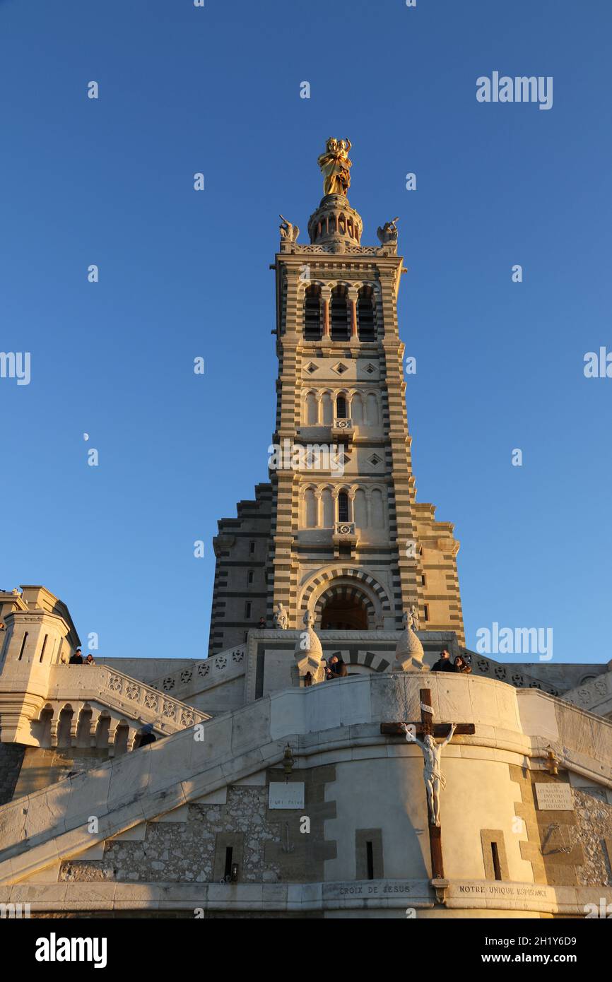 FRANCE BOUCHES-DU-RHÔNE (13) MARSEILLE.LA BASILIQUE NOTRE-DAME DE LA GARDE MONUMENT DE L'INFLUENCE BYZANTINE Banque D'Images