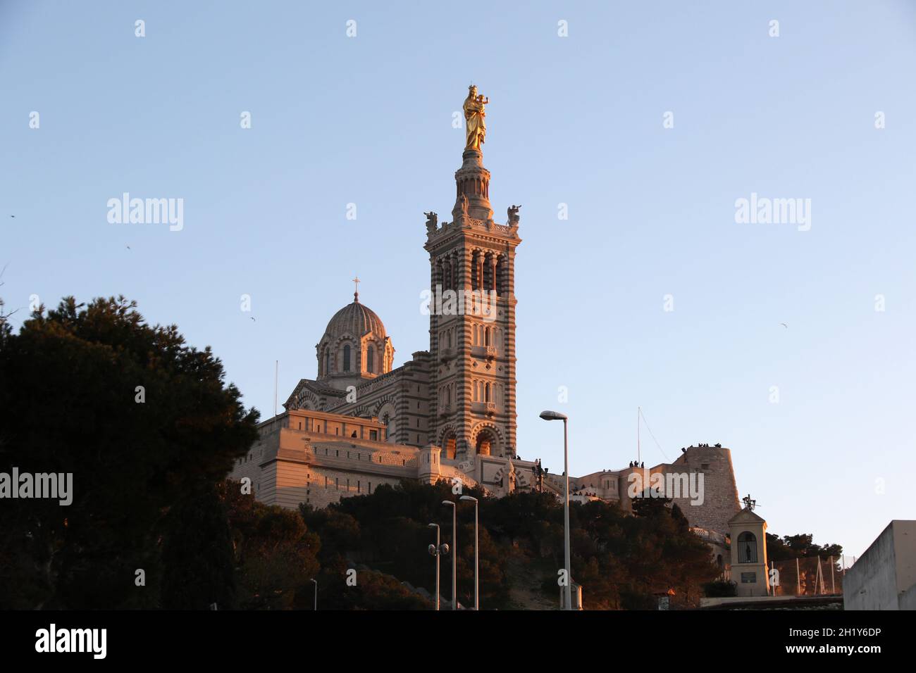 FRANCE BOUCHES-DU-RHÔNE (13) MARSEILLE.LA BASILIQUE NOTRE-DAME DE LA GARDE MONUMENT DE L'INFLUENCE BYZANTINE Banque D'Images