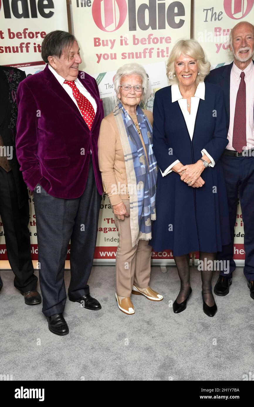 Barry Humphries (à gauche) et la duchesse de Cornwall (à droite) avec les gagnants des Oldie of the Year Awards, au Savoy Hotel, Londres.Date de la photo: Mardi 19 octobre 2021. Banque D'Images