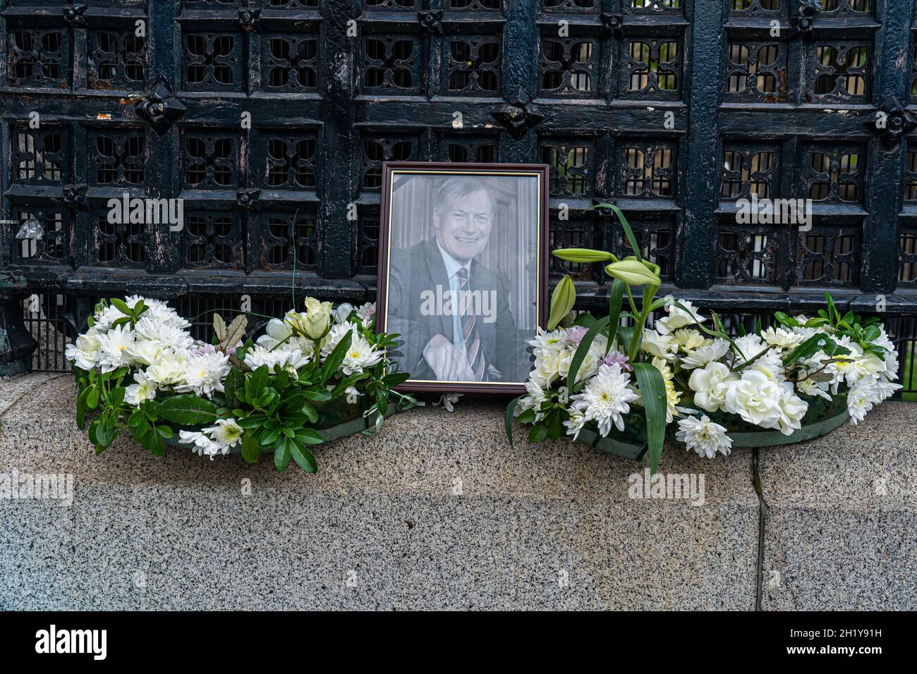 Westminster LONDRES, Royaume-Uni.19 octobre 2021.Des hommages floraux sont rendus par des partisans iraniens après la mort de Sir David Amess lors de la chirurgie de sa circonscription à Leigh-on-Sea Essex le 15 octobre.Credit: amer ghazzal / Alamy Live News Banque D'Images