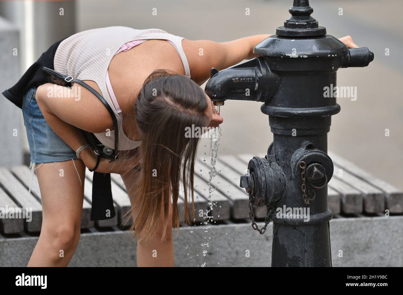 Abkühlung im Sommer mit Wasser aus einem Hydranten - refroidissement en été avec de l'eau provenant d'une fontaine Banque D'Images