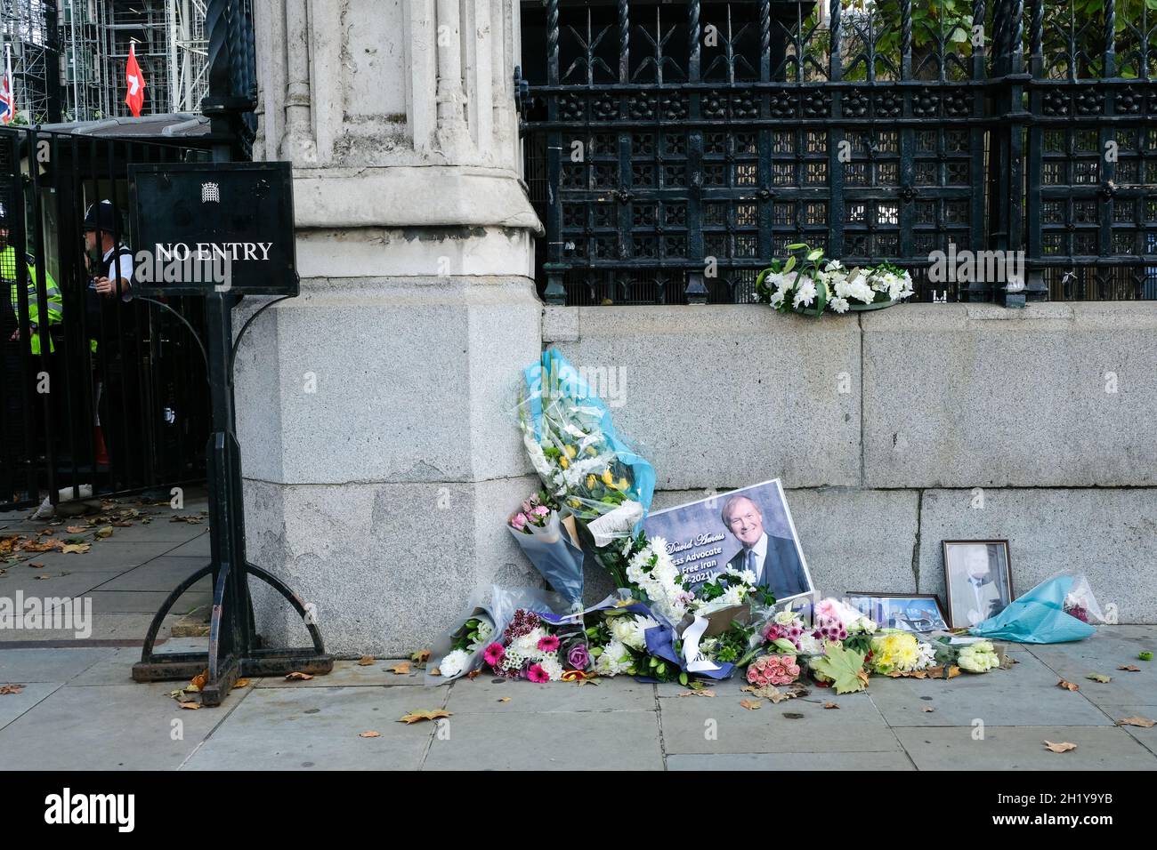 Chambres du Parlement, Londres, Royaume-Uni.19 octobre 2021.Hommages floraux pour Sir David Amess, devant l'entrée des chambres du Parlement.Crédit : Matthew Chattle/Alay Live News Banque D'Images