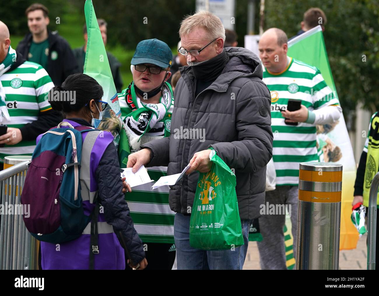 Les fans montrent leur passeport vaccinal lorsqu'ils entrent sur le terrain pour le match de l'UEFA Europa League Group G au Celtic Park, Glasgow.Date de la photo: Mardi 18 octobre 2021. Banque D'Images