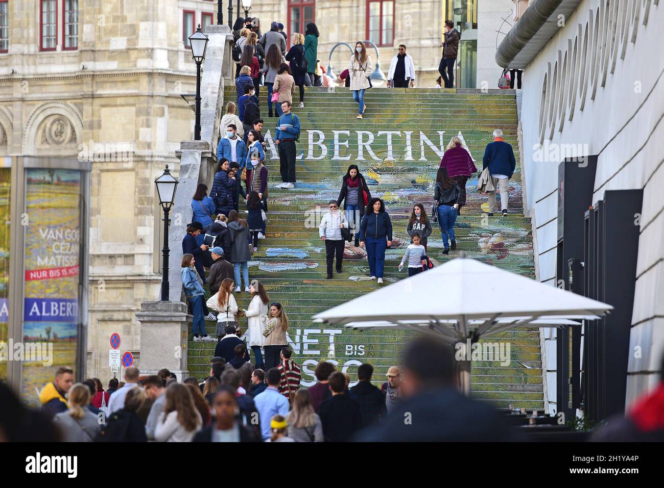 Warteschlange beim Aufgang zur Albertina à Wien, Österreich, Europa - Queue à l'entrée de l'Albertina à Vienne, Autriche, Europe Banque D'Images