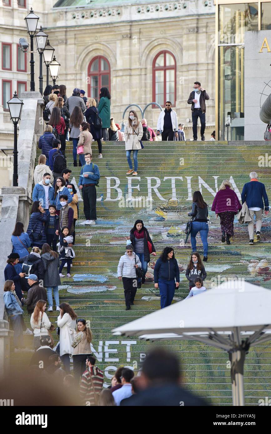 Warteschlange beim Aufgang zur Albertina à Wien, Österreich, Europa - Queue à l'entrée de l'Albertina à Vienne, Autriche, Europe Banque D'Images