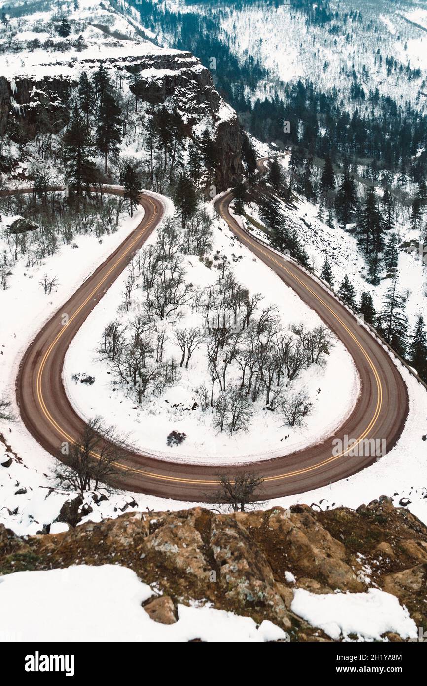 Route sinueuse, virage en forme de fer à cheval de montagne avec neige en hiver Banque D'Images