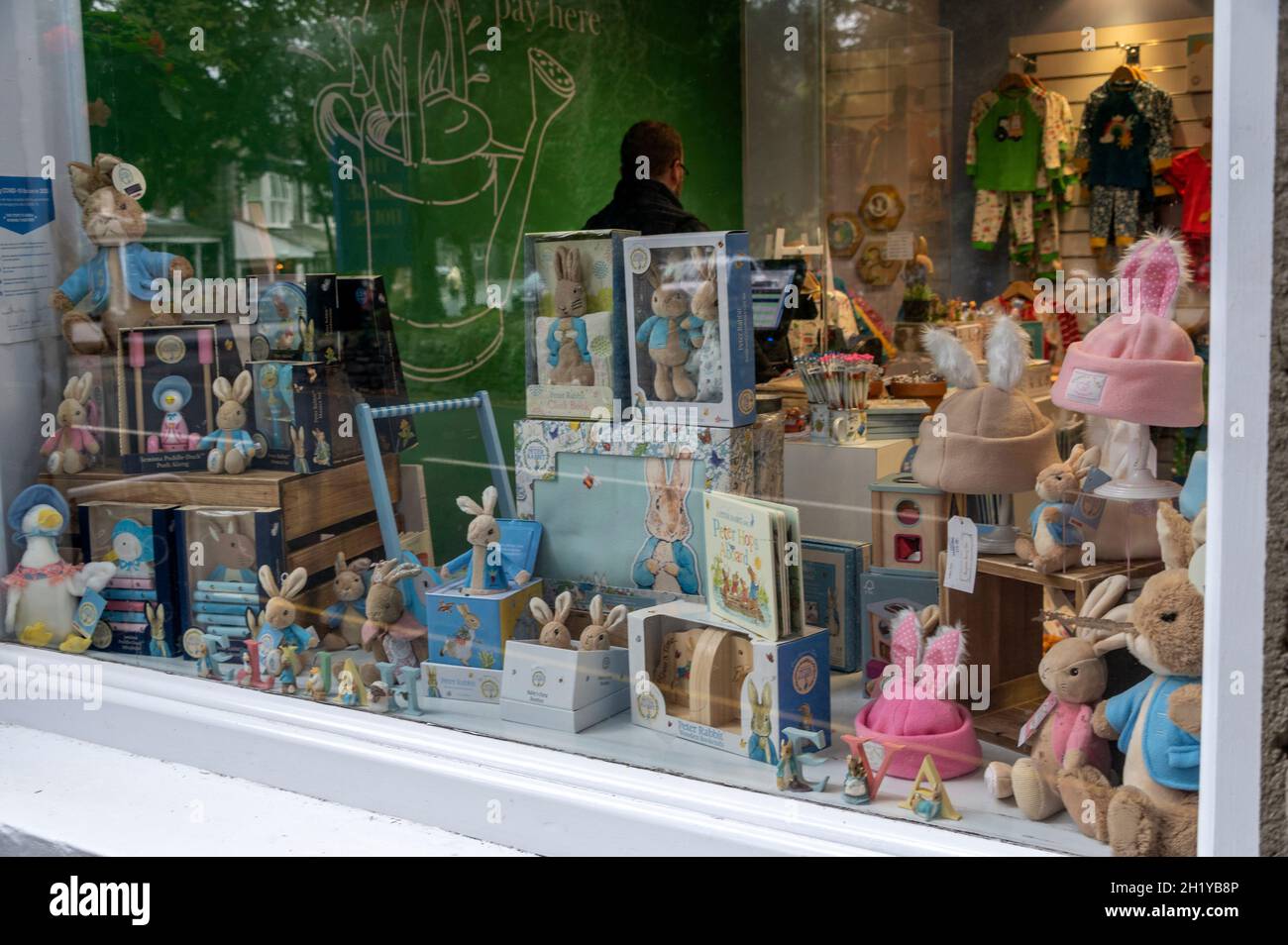 Une boutique spécialisée dans la vente de tout ce qui est lié au livre d’histoire pour enfants de Peter Rabbit écrit par la célèbre auteure: Beatrice Potter dans le Banque D'Images