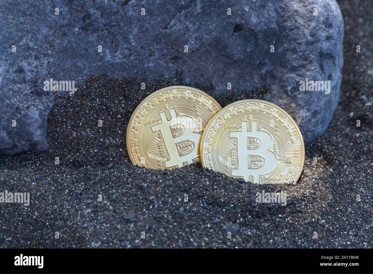 Deux pièces de la monnaie numérique Bitcoin dans le sable Banque D'Images