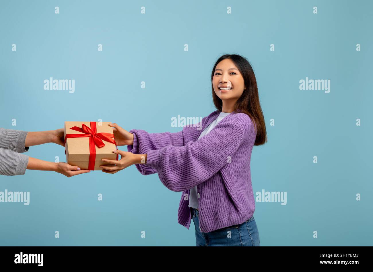 Présente le concept de livraison, anniversaire et fête du nouvel an.Bonne femme asiatique recevant une boîte cadeau emballée Banque D'Images