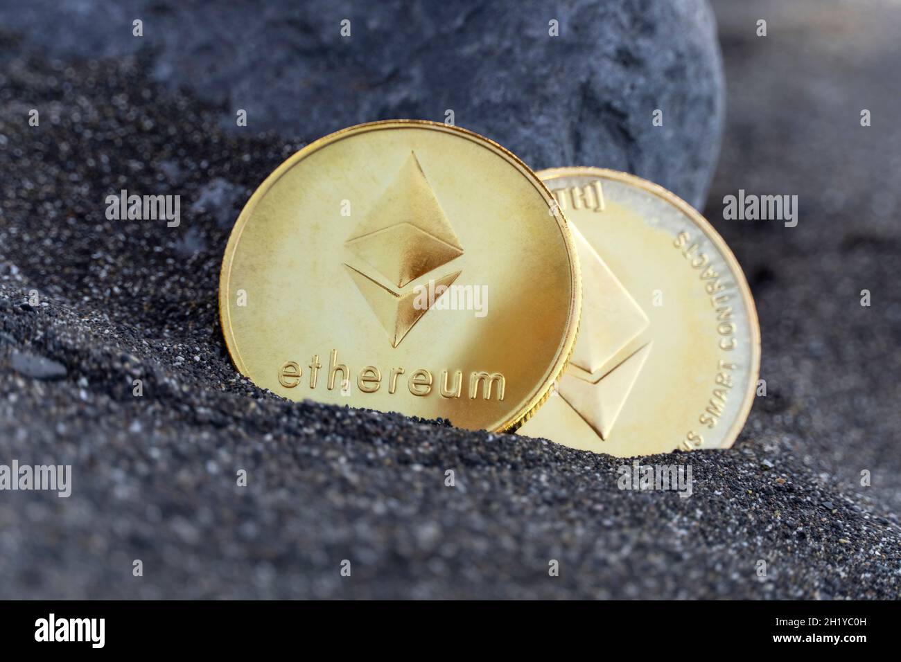 Deux pièces de la monnaie numérique Ethereum dans le sable Banque D'Images